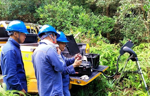 配电线路运维人员利用激光清障仪对辖区内配电线路通道的树障隐患点进行现场清除。