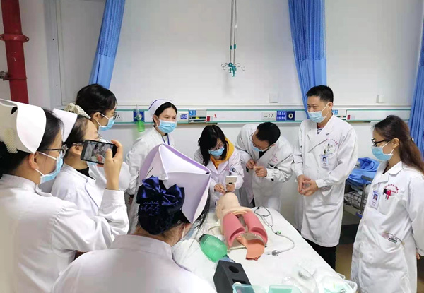 梁伟东带领学生学习插气管。