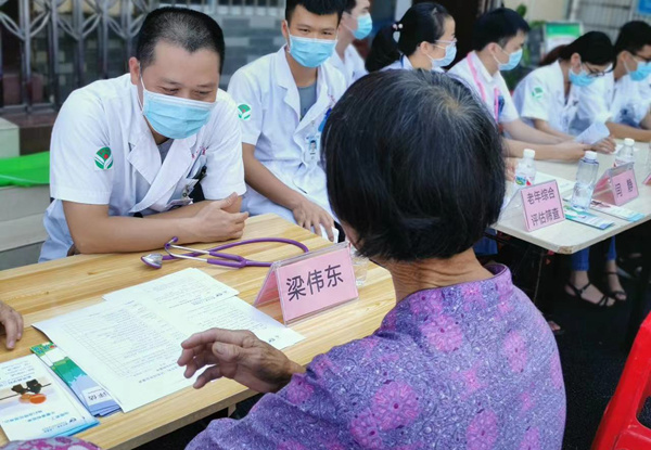 梁伟东为市民做健康宣教。