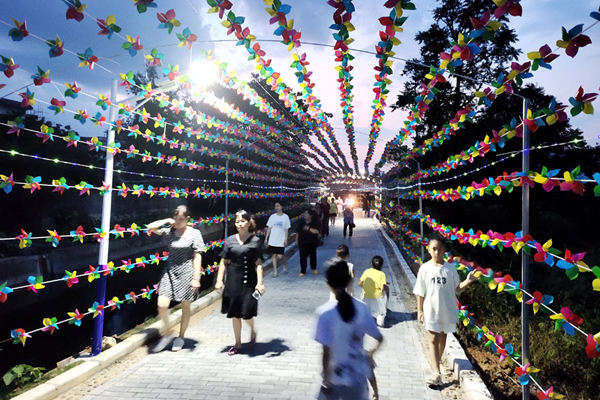 村民群眾在小公園散步。