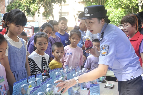 派出所民警为孩子们普及禁毒知识。