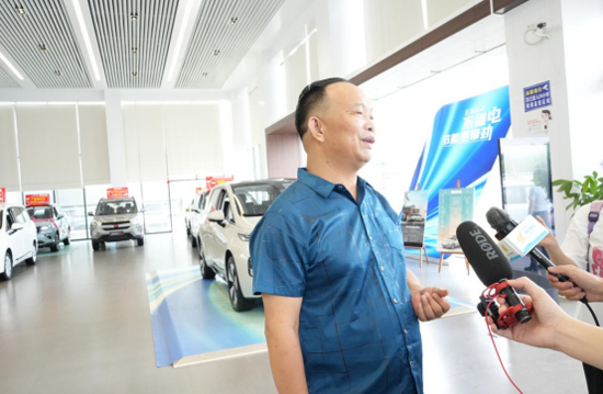 合浦雙誠汽車貿易有限責任公司董事長羅世強接受採訪。李泰臨攝