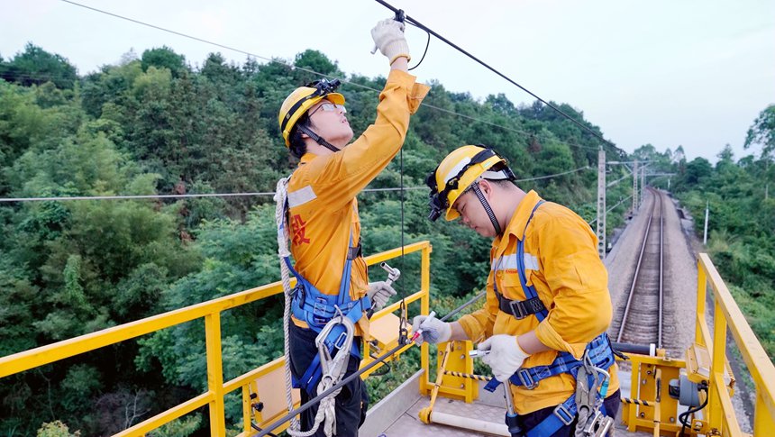 青年職工對接觸網設備進行全面保養和維修。唐浩攝