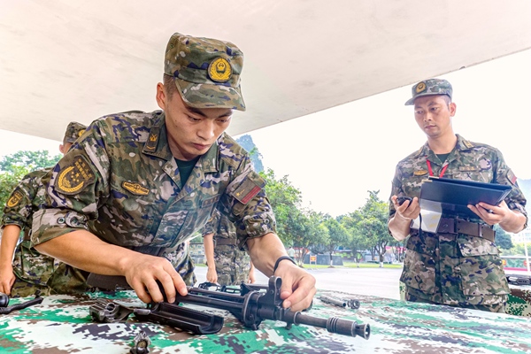 武警官兵进行军械专业考核。