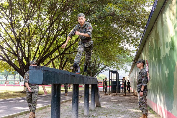 武警官兵快速通过独木桥障碍。