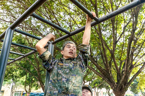 武警官兵快速通过云梯障碍。