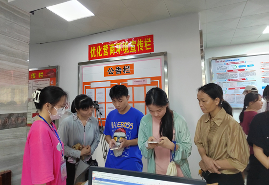 办理助学贷款现场。