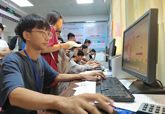 学生办理助学贷款现场。