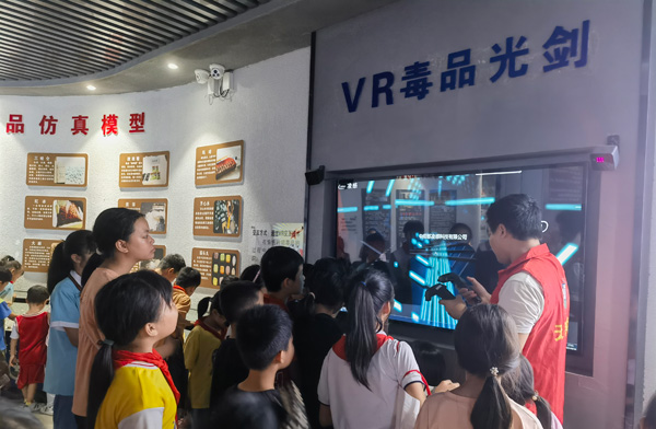 通过VR模拟的方式，学生们近距离体验毒品的危害性。