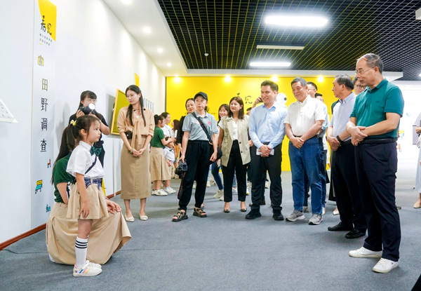 幼儿园小朋友们向嘉宾介绍作品。