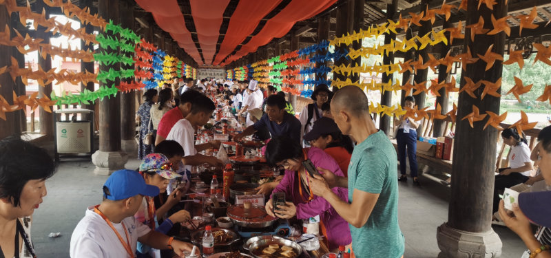 现场摆出长桌宴供游客品尝当地特色美食。朱倪萱摄