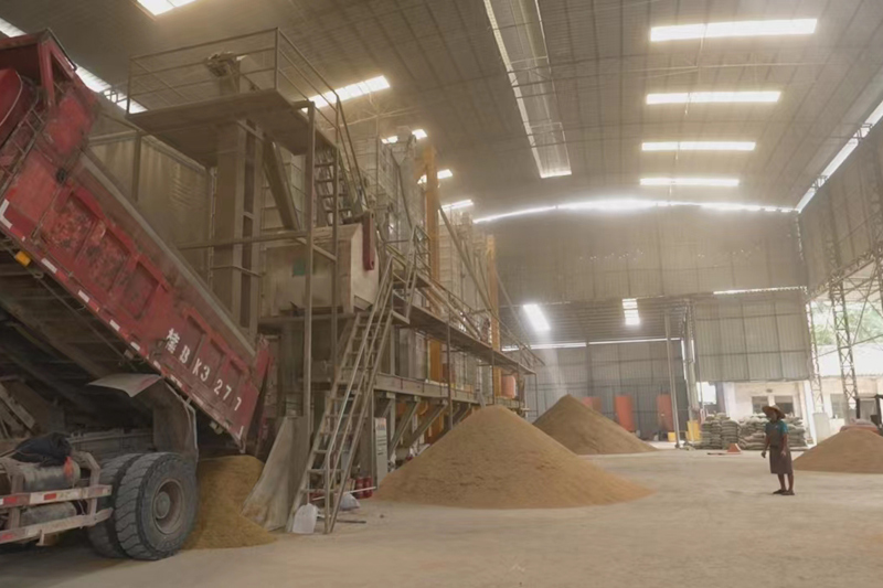 粮食烘干中心忙碌景象。黄文毅摄