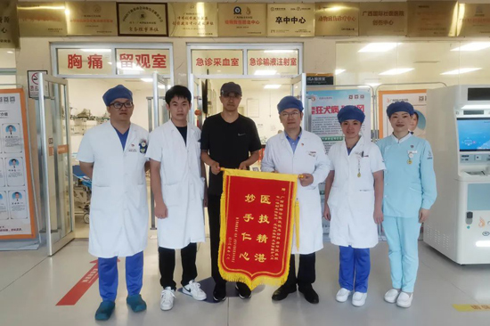 学青会某手球队领队为国壮送上锦旗。广西国际壮医医院供图