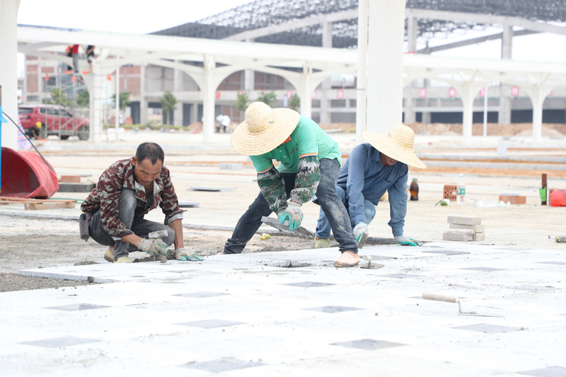 工人們正在鋪砌大理石步道。陳國海攝