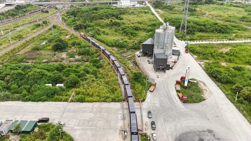 35吨宽体箱铁海联运班列发车。林鹤摄