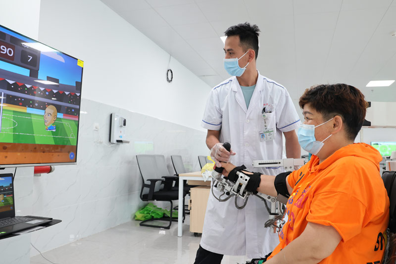 上肢机器人训练评估系统。医院供图