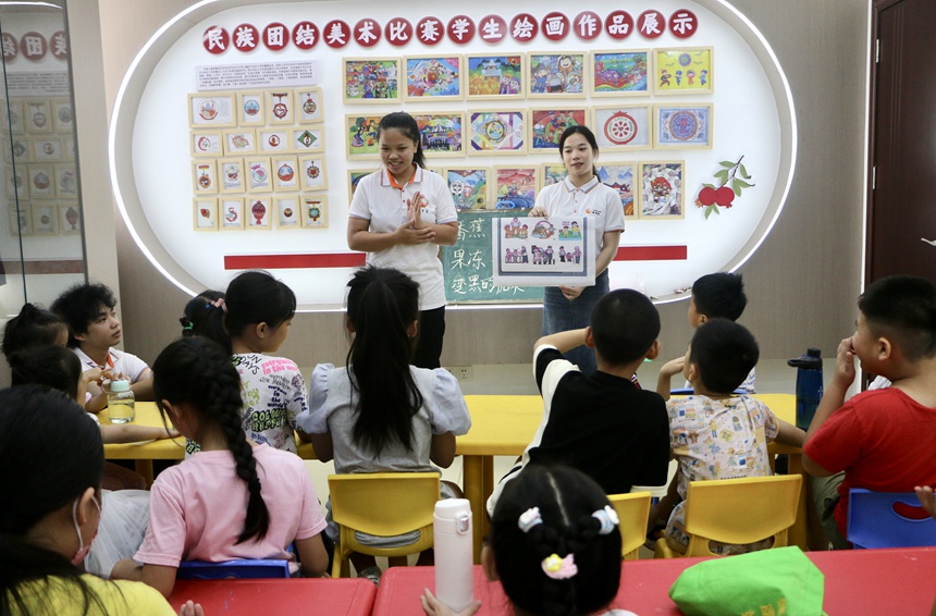 “明日之师”志愿者给小朋友上安全教育课。北海职业学院团委供图