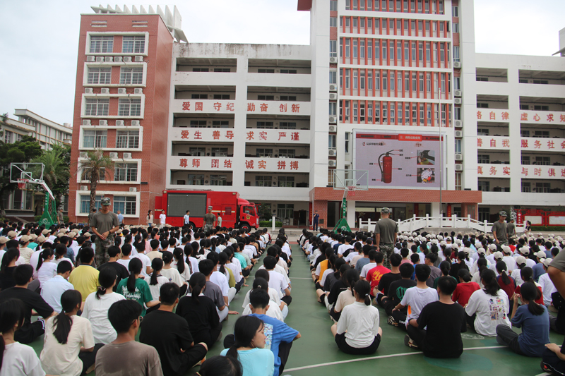 同学们正在聚精会神地听“火焰蓝”宣讲员们讲述消防安全第一课。罗帮勇摄