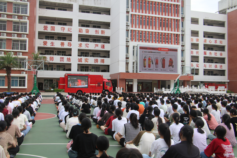 同学们在聚精会神地观看近期校园火灾案例视频。罗帮勇摄