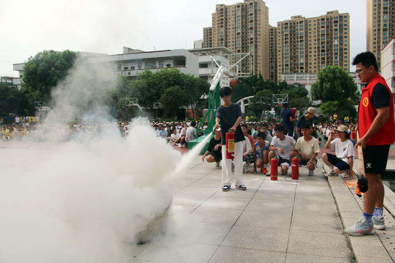 师生参与实战“灭火”。罗帮勇摄