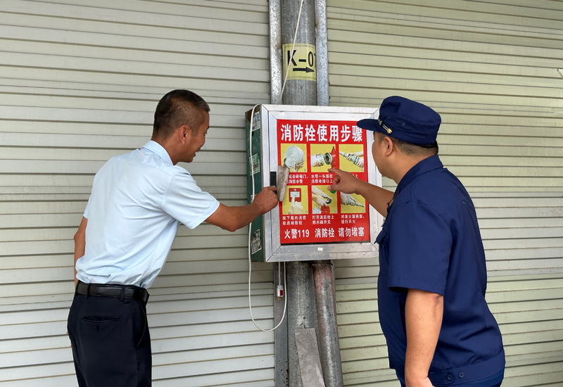 为市民讲解灭火器使用方法