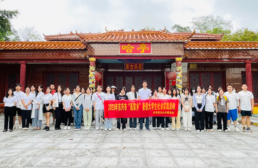 组织“返家乡”大学生临时团支部前往江平镇巫头村参观乡村振兴建设示范点。