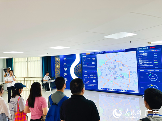 南宁急救医疗中心云调度急救指挥平台。人民网 王功孝摄