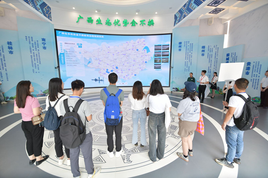 媒体代表探访“广西生态优势金不换”展示馆。主办方供图