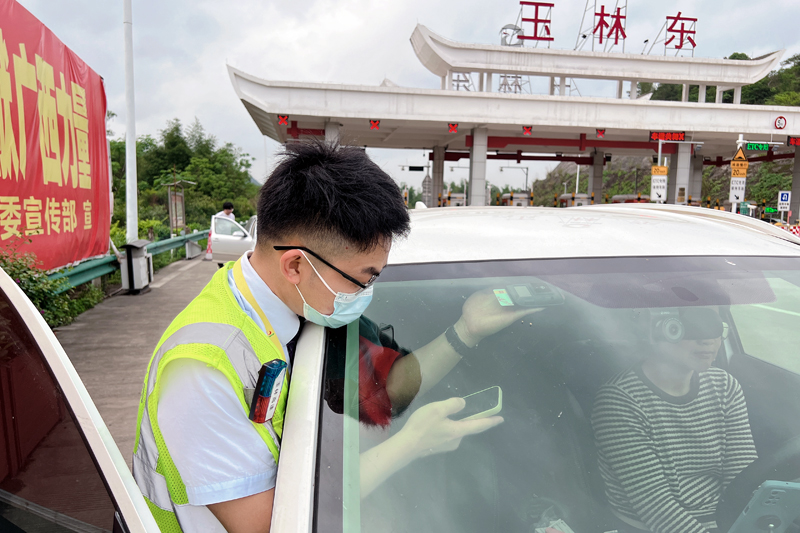 为司乘办理ETC。覃文妮摄