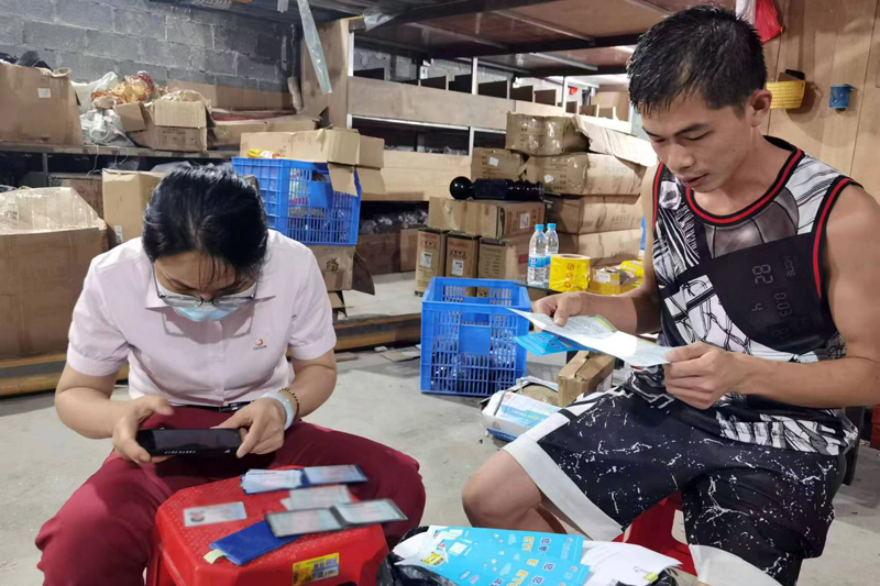 入企办理ETC。覃文妮摄