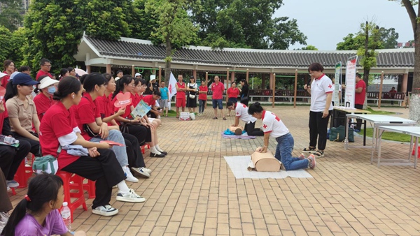 红十字应急救护师资们现场演示急救技能。