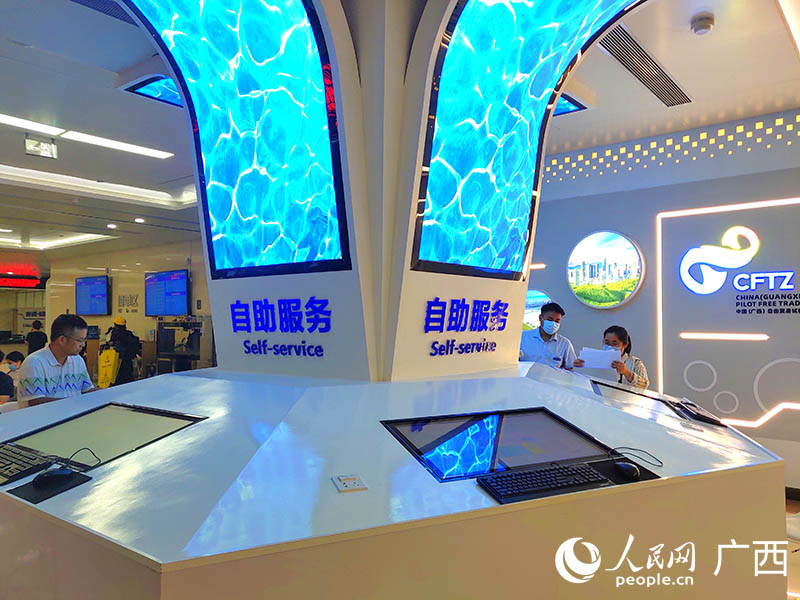 市民在中国（广西）自由贸易区南宁片区综合服务大厅办理业务。人民网 付华周摄