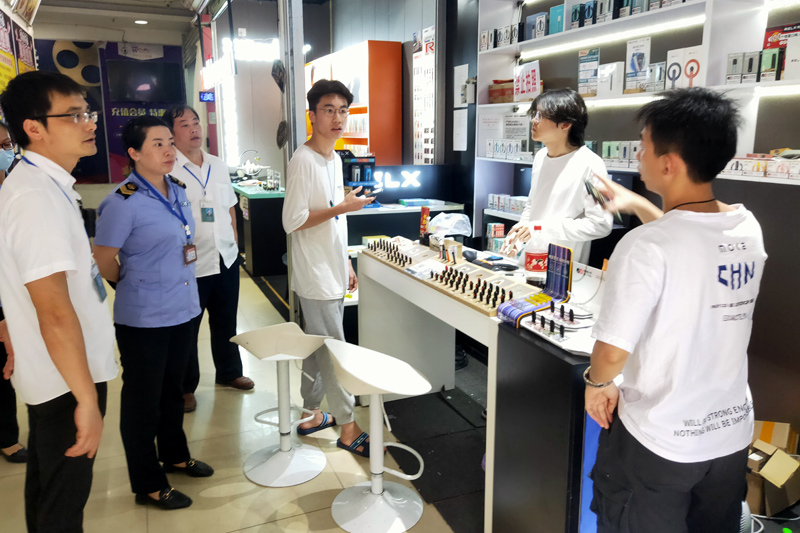 宜州烟草联合市监部门对校园周边经营户开展联合整治行动。张文双摄