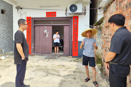 团队成员在那怀旧石器遗址附近访谈壮族村民。王成龙摄