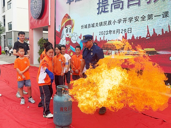 学习灭火。来宾市消防救援支队供图