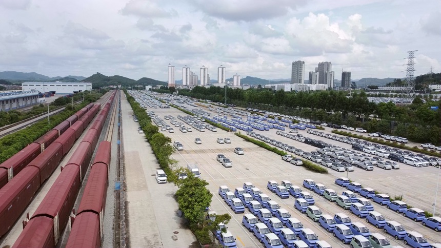柳州市雒容汽车物流基地存车场。张文健摄