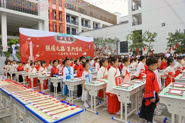 开笔礼活动现场。黄小倩摄