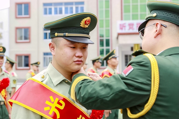 退伍老兵挥泪卸下军衔。