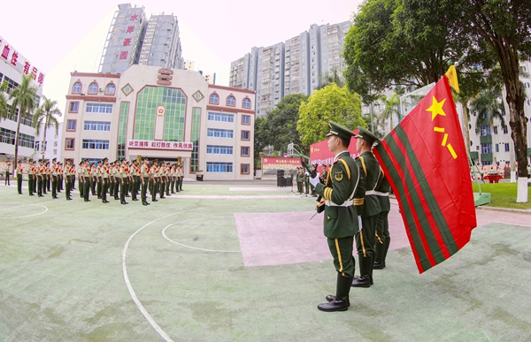 退伍老兵向武警部队旗告别。