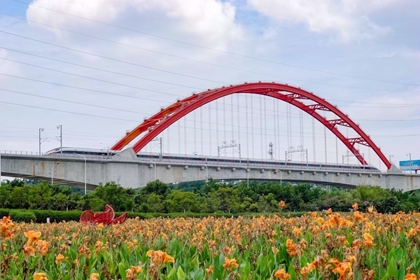 8月31日，贵南高铁复兴号首发列车行驶过南宁那考河湿地公园。韦刚摄