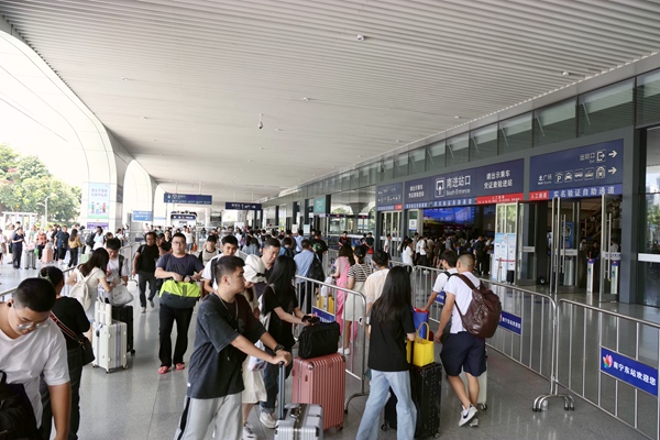 南宁东站旅客有序进站。封荣权摄