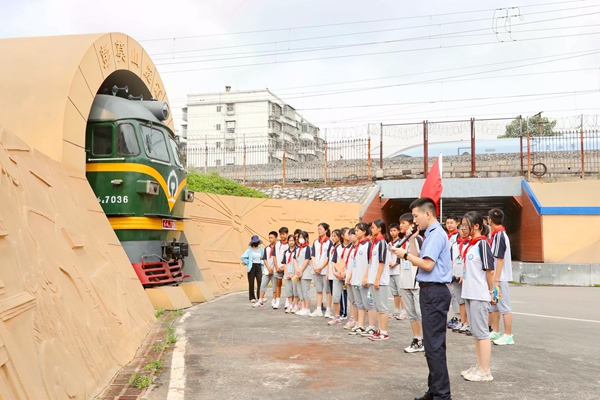 学生们参与铁路开放日活动。 蒋少阗摄 