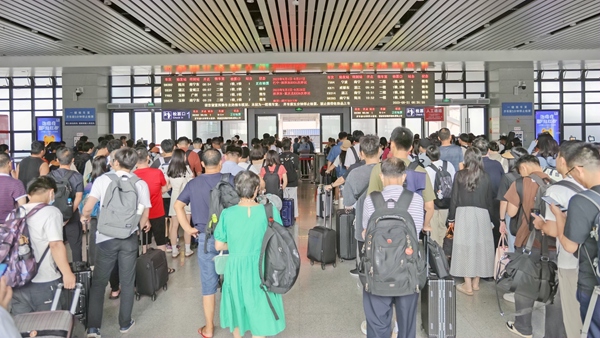 玉林车站旅客排队乘车。梁源嵩摄