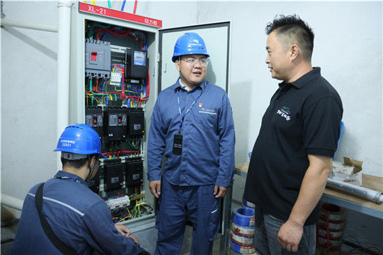 党员服务队到罗阳山富硒谷旅游康养基地走访，对配电设备开展检查。陈心诚摄