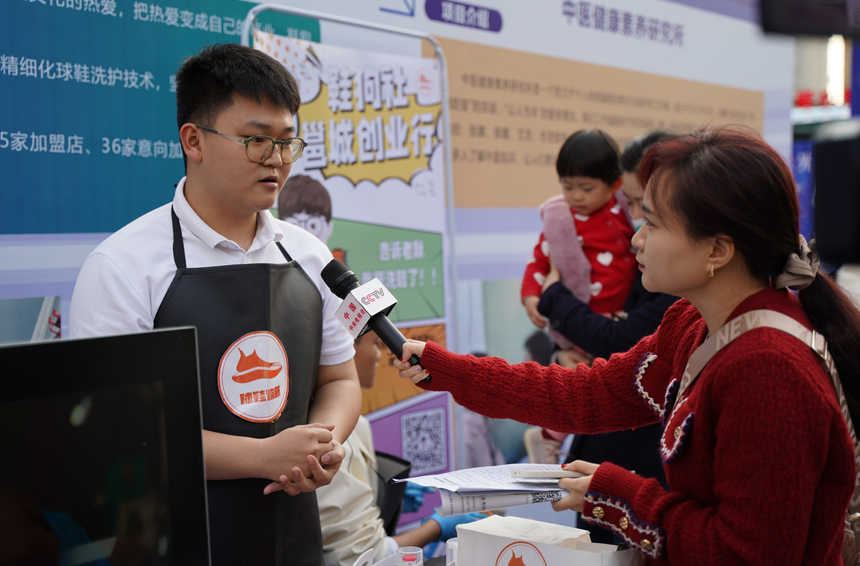 “鞋狗社—球鞋洗护服务项目”主创人刘秀成同学接受采访。学校供图