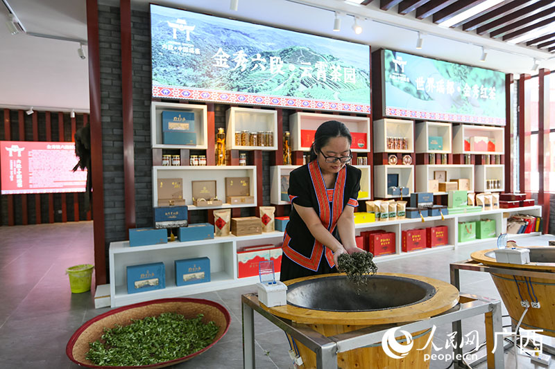 在六段村瑤寨農創夢工場可以體驗制茶工藝。人民網 覃心攝