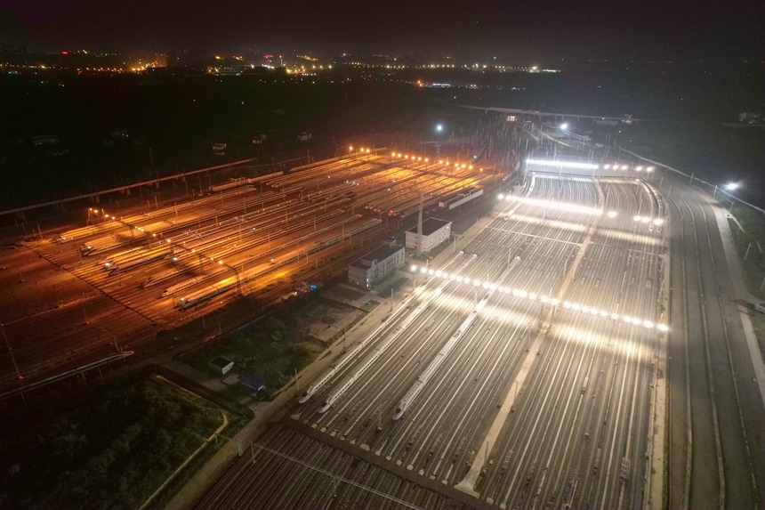 图为南宁两个动车所存车线夜景——“双舰齐发”。赵诗霖摄