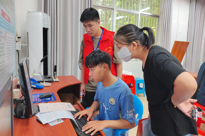 東興市資助管理中心工作人員協助學生申辦生源地信用助學貸款。東興市融媒體中心供圖