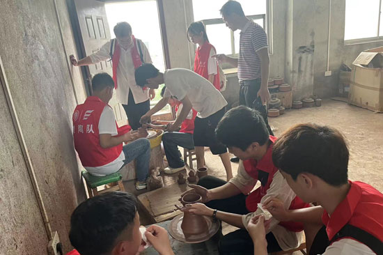 体验坭兴陶制作。学校供图