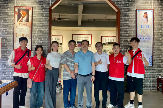 合影留念。学校供图